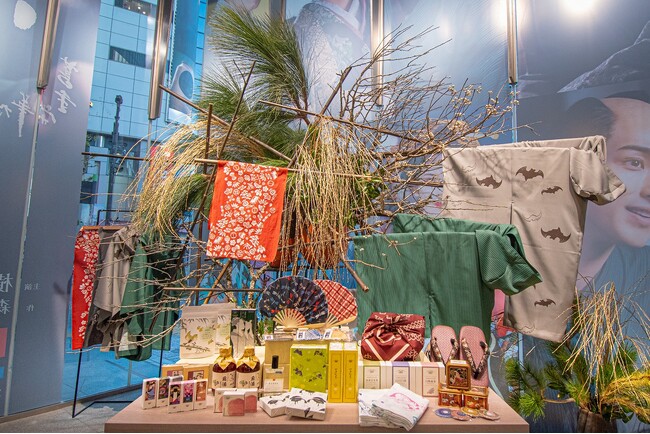 TSUTAYAの由来でもある蔦屋重三郎の耕書堂の屋号をデザインしたオリジナル商品を販売開始