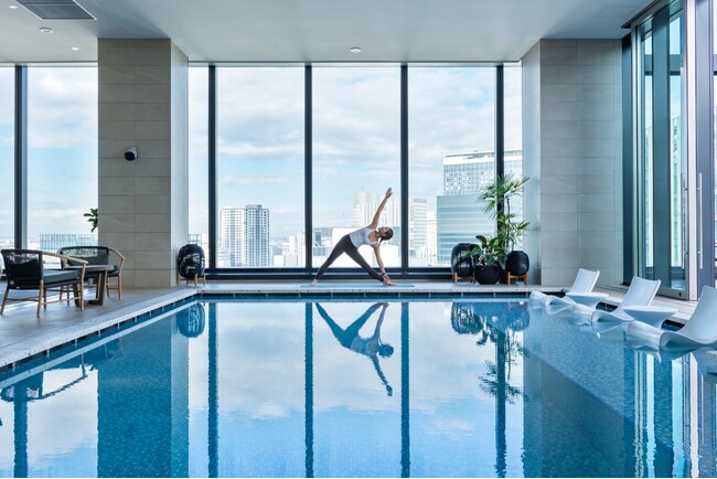 ”横浜みなとみらいの絶景×”朝ヨガ”「高層階プールサイドでのヨガ付き24時間ステイプラン」