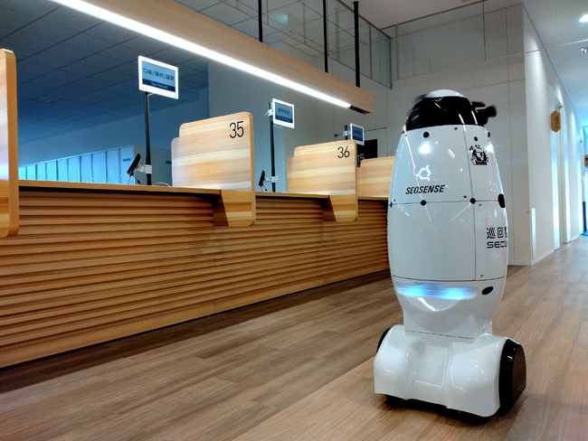 国分寺市役所にて警備ロボット「SQ-2(エスキューツー)」の本格稼働を開始