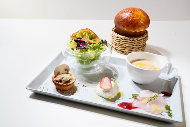 ≪有楽町・銀座≫　高架下のオイスターバー＆ビストロでお昼からプチ贅沢。大人気、焼き立てブリオッシュが付いた5種の彩り前菜プレートから始まる『ビストロランチ』が1/22(水)～新登場！