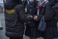 タフに受験を乗り切る受験生＝“タフ組”にエール！カバヤ、共通テスト直後の会場で受験生を応援！『タフグミ』と合格祈願の「集中御守ステッカー」配布。脳機能の専門家監修の“集中力を高める勉強法”紹介。二次試験の追い込みは、勉強の合間にグミを噛む「タフ組勉強法」で！
