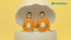 “たまごの中から失礼します”　共演5年目の吉田鋼太郎さんと八木莉可子さんがお揃いの卵柄セーターで登場！新TVCM「とろたま弁当」篇 1月21日(火)公開