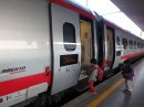 外国の鉄道初体験 乗車もおそるおそる 外国の鉄道初体験 乗車もおそるおそる