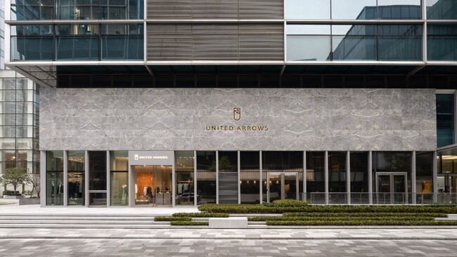中国大陸、初の直営店舗「ユナイテッドアローズ 上海静安嘉里中心店」、ローカライズした上海限定アイテムと、中国現地ブランド「PANE」とコラボを展開、新意匠（店舗内装）で本日オープン
