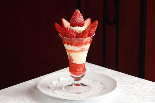 こだわりの苺で味わうストロベリーパフェ　「資生堂パーラー 銀座本店サロン・ド・カフェ」の2月限定メニュー