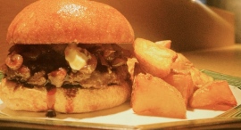 「てりやきバーガー」が販売開始2週間で人気沸騰!梅田『BRISK STAND』に誕生した新定番メニューをご紹介 「てりやきバーガー」が販売開始2週間で人気沸騰!梅田『BRISK STAND』に誕生した新定番メニューをご紹介