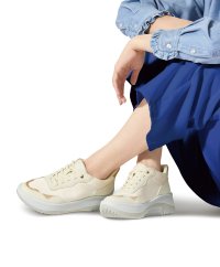 1年で2万足を売り上げた「ハンズフリースニーカー」新デザインを1月下旬より店舗とオンライン通販で販売