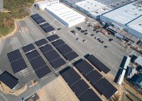 従業員用駐車場にカーポート型太陽光発電設備を新設～「使用電力の30％を太陽光で発電」を目標に、ソーラーパネルの設置を推進～