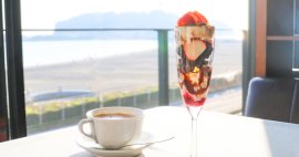江ノ島の海をバックに限定のバレンタインスイーツとミルクティー 江ノ島の海をバックに限定のバレンタインスイーツとミルクティー