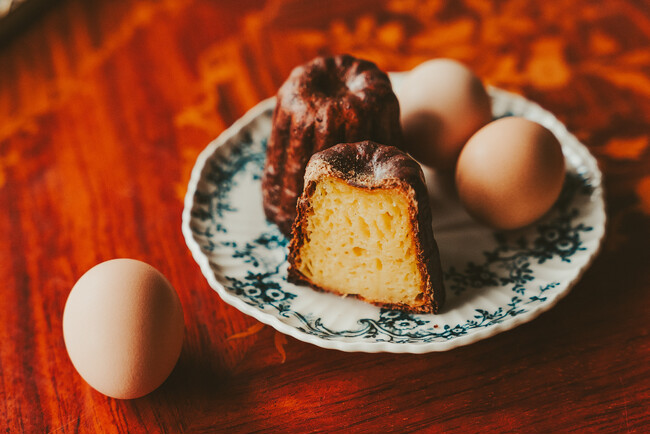東京・蔵前の焼きたてカヌレ専門店「KURAMAE CANNELE」にて、2月限定で「チョコカヌレ」と高知の地鶏の卵を使った「土佐ジローカヌレ」を発売