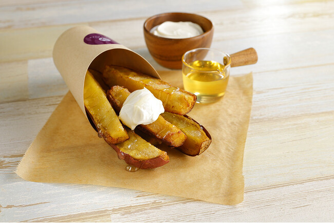 「蔵出し焼き芋かいつか」の新しいカフェメニューが登場！焼き芋をフライ、“皮はパリッ！中はねっとり”の新しいおいしさ『紅天使の焼き芋フライ しお味／マスカルポーネとはちみつバター味』