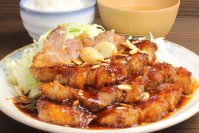 「米がいくらあっても足りない極厚の豚肩ロース定食」をコンセプトに「豚屋鳥山」が横浜アソビルにグランドオープン!「漫画みたいに巨大なポークステーキ」のマロリーポークステーキの新業態。分厚い豚肉を重ねていく新スタイル。
