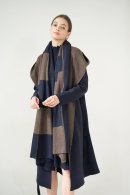 無地と大きめの大人っぽいストライプが、巻き方によって様々な表情を演出 無地と大きめの大人っぽいストライプが、巻き方によって様々な表情を演出