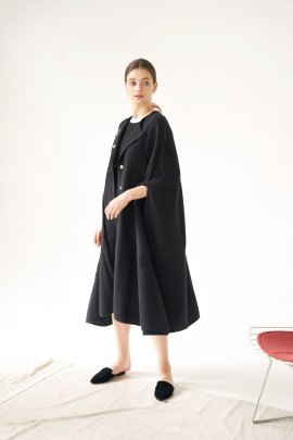 たっぷりとしたドレープ感のロングマント たっぷりとしたドレープ感のロングマント