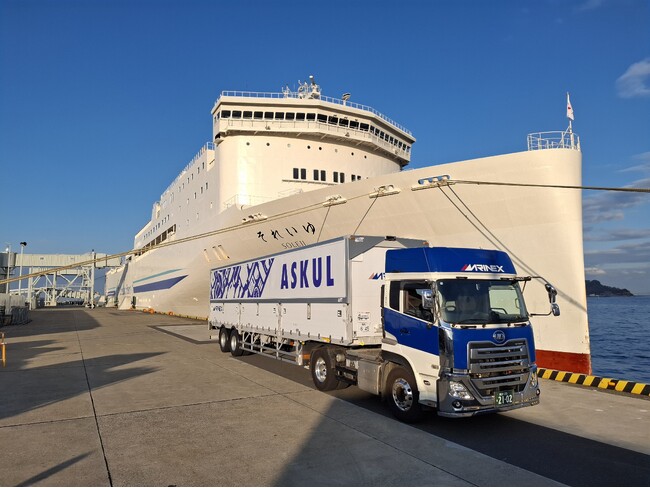 アスクル株式会社ロゴ入りシャーシで、関東～九州の海上輸送開始。