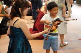 マンツーマンで体験できるヴァイオリンコーナー マンツーマンで体験できるヴァイオリンコーナー