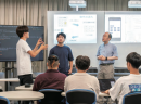 聴覚障害のある学生が学ぶ産業技術学部における議論の様子 聴覚障害のある学生が学ぶ産業技術学部における議論の様子
