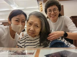 左から、私(看護師)、あけみさん、美容師さん 左から、私(看護師)、あけみさん、美容師さん