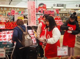 近大農学部生による、いちごの販売 協力の様子(2024年2月実施) 近大農学部生による、いちごの販売 協力の様子(2024年2月実施)