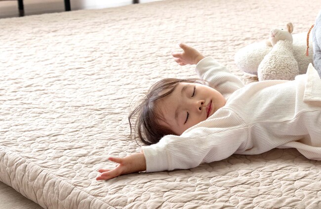 今、話題の「イブル生地」でふっくら、さらさらの肌触り　タンスのゲンで人気の『極厚ラグ』に“イブルキルト”登場