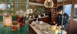 日本茶詰め合わせギフトボックス「日本茶巡り」の和紅茶(左)、宇治園心斎橋本店にて作業する経営学部生(右) 日本茶詰め合わせギフトボックス「日本茶巡り」の和紅茶(左)、宇治園心斎橋本店にて作業する経営学部生(右)