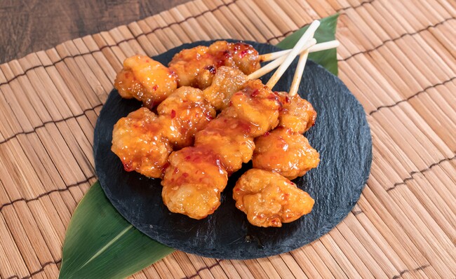 シリーズ累計240万本突破！タレがかかった、ひとくちから揚げ「タレから串 スイートチリ味」が2月4日（火）新登場！～コクのある甘さにピリッとスパイシーな辛味のエスニック風味～