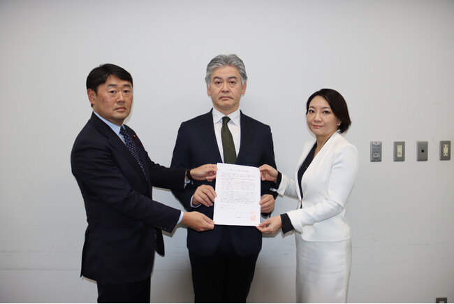 ２月４日（火曜）、港区と港区議会が23区で唯一の米軍ヘリポート基地の撤去に関する要請書を防衛省と東京都に提出しました