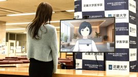近畿大学病院の受付に設置したアバターディスプレイ 近畿大学病院の受付に設置したアバターディスプレイ