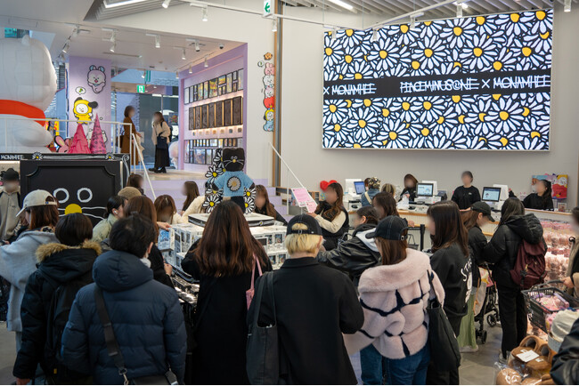 G-DRAGONのファッションブランド「PEACEMINUSONE」とのコラボキーリングで話題沸騰。LINE FRIENDS SQUARE SHIBUYAにてMONAMHEEのPOP-UP好評開催中。