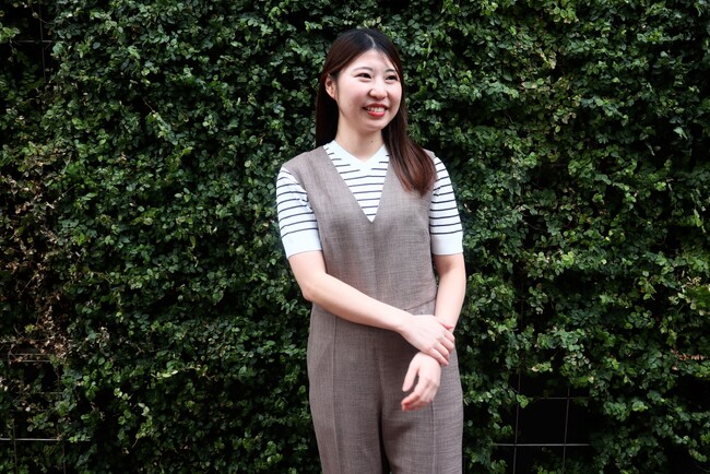 多忙なビジネスパーソンの朝に最適な「コンビネゾン」を洋服の青山で初企画　Vカラージャケットとセットで2月5日より発売開始