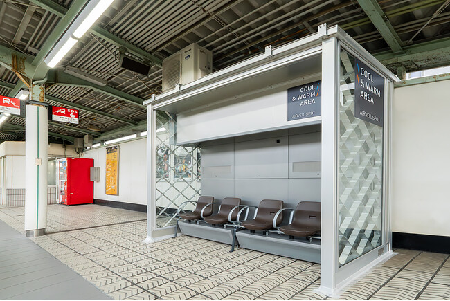 日本初、冷暖房した空気を逃さない前面開放型「駅待合ブース」の実証実験を開始