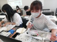 【共立女子大学・共立女子短期大学】南三陸町海藻ふりかけづくりと、災害時の帰宅困難者支援施設運営ゲーム（KUG）を開催