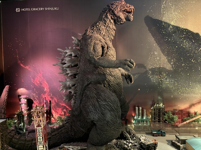【ホテルグレイスリー新宿】ゴジラとモスラの鳴き声が響く！2025年第一弾ジオラマ登場　ゴジラとモスラのリアルな対峙が目の前で！！