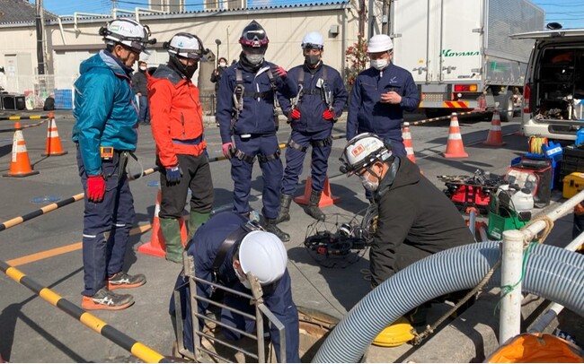 埼玉県八潮市道路陥没事故現場において屋内点検用ドローン「ELIOS 3」による下水管内調査を実施