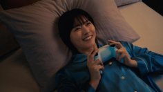 ソニー・インタラクティブエンタテインメント　PlayStation®5『モンスターハンターワイルズ』新CMが本日公開　西野七瀬の衝撃の寝相！モンハン最新作が楽しみすぎて、大はしゃぎ！？