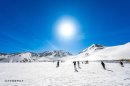 室堂平では4月から6月まで雪景色が広がる