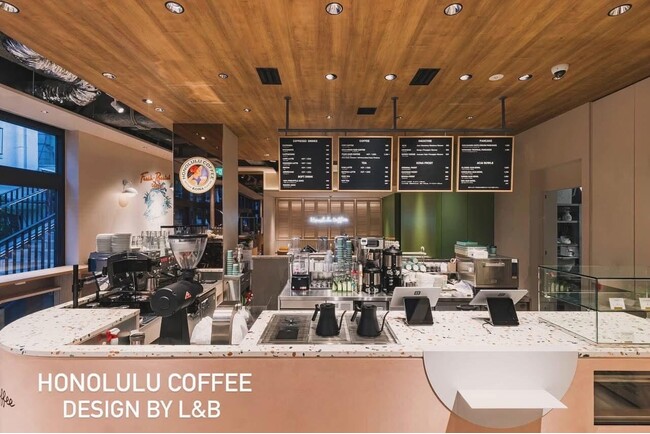 ホノルルコーヒー日本第1号店「HONOLULU COFFEE HARAJUKU」のデザインは、株式会社L&Bが手がける