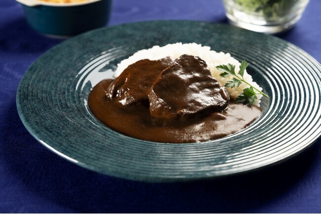 “肉の老舗 柿安”史上、最高級カレー誕生　お肉丸ごと堪能！『柿安プレミアム 厚切り牛タンカレー』