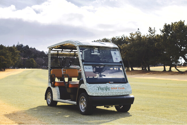 〈Pacific GOLF CLUB〉のアイテムが鎌倉パブリックゴルフ場で2025年2月15日（土）から取り扱い開始。オリジナルラッピングのゴルフカートも登場。