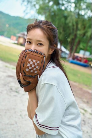 日向坂46・佐々木久美1st写真集『めくる日々』先行カット第4弾　まっすぐ見つめる視線に心奪われる！キャッチボール中の一コマを公開
