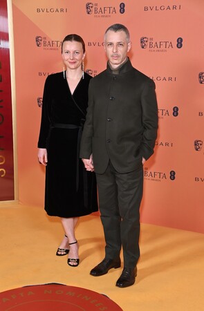 ジェレミー・ストロングとエマ・ウォールが英国アカデミー賞ノミネート・パーティにてロロ・ピアーナを着用