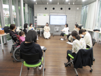 2/22 組織で活躍するために必要なリーダーシップスキルを学ぶリカレントプログラム 「未来志向の女性に向けたリーダーシップ育成講座」修了式を開催 修了式には受講生12名、田畑学長、中村副学長、小泉教授が列席