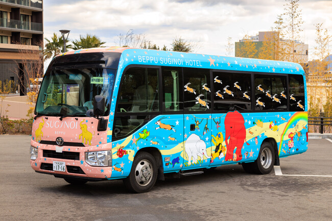 【別府温泉 杉乃井ホテル】アート企画第二弾！大分を中心に活動するJUNPHANT氏デザインのラッピングバスが2025年2月より運行開始