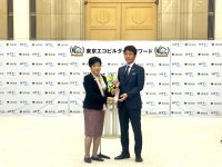 省エネ注文住宅のヤマト住建 東京エコビルダーズアワード表彰式にて表彰状とトロフィーが授与されました