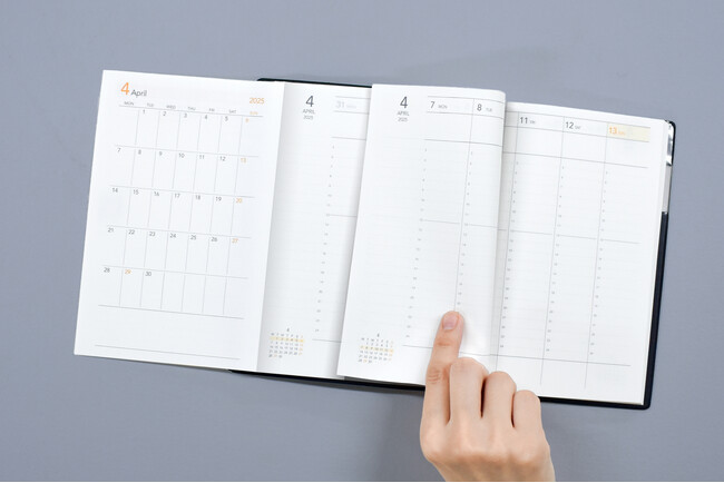 1年を２冊に分冊で軽量化。さらに月間ページは折りたたみ式、大学生が考案した