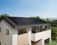 光の反射を約90％カット、住宅密集地でも安心フルブラックデザインの『低反射(防眩)太陽光パネル』販売開始