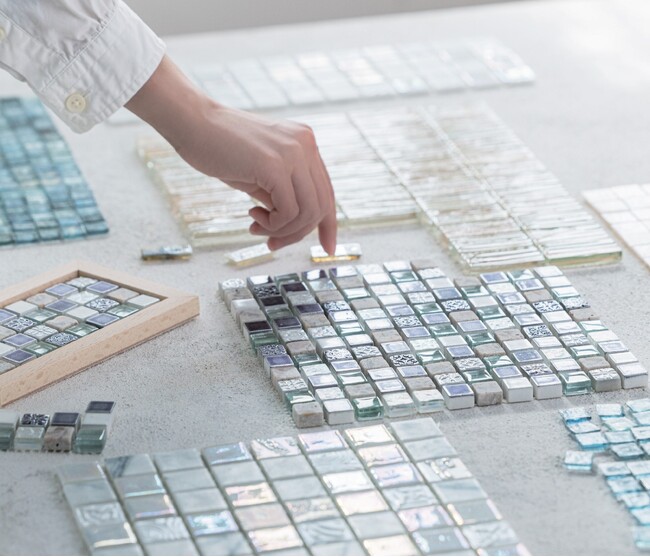 吸い込まれるような美しさ。指先で感じる、ガラスタイルの癒やし――販売個数累計38,000個超のガラスタイルトレイのDIYキットシリーズ。その第5弾がフェリシモ「SeeMONO［シーモノ］」から新発売