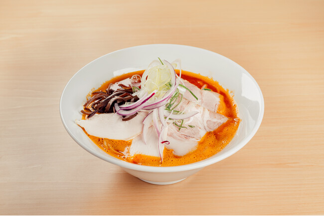 有名焼鶏店で長年、大将を務めた篠田茂治が店主を務める鶏白湯らーめん店「らーめん 茂治」が新メニューを公開。