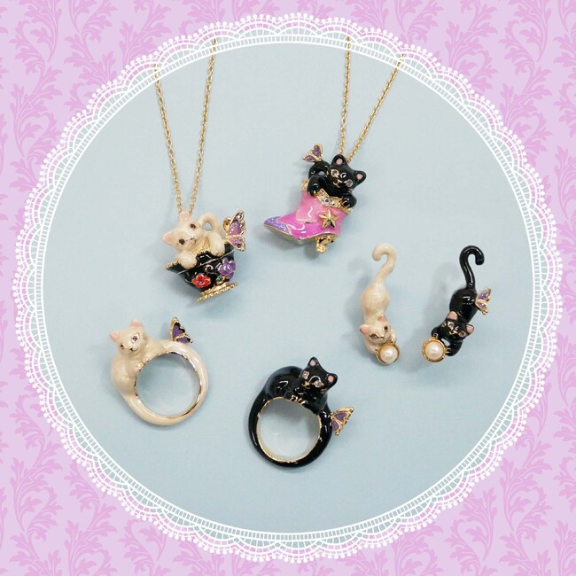 【ANNA SUI】人気の猫モチーフより、ポップで愛らしい白猫と黒猫のアクセサリーが登場