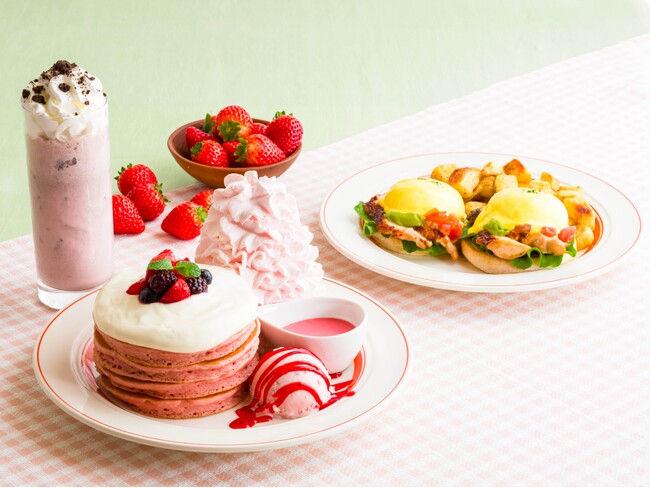 【Eggs ’n Things】甘酸っぱい苺に心華やぐ春のパンケーキが登場！「ストロベリー＆チーズクリームパンケーキ」「ハーブチキンとアボカドのエグスンベネディクト」3月1日（土）～3月20日（木）